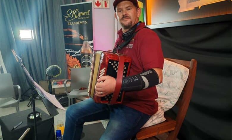 Klipwerf Orkes se trekklavierspeler sal in Desember in sy tuisdorp weer probeer om geskiedenis te maak.