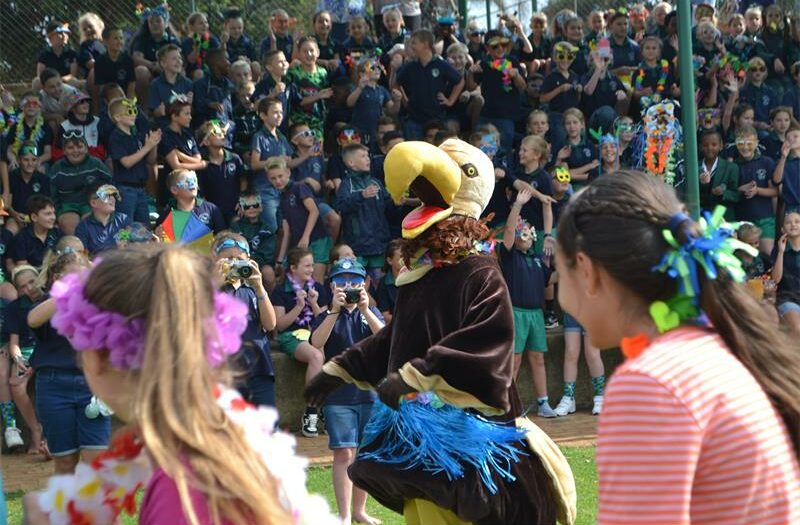 Die geliefde motiveerder se spesiale dag was gevul met musiek, helder kleure en kreatiewe ontwerpe deur elke graad.