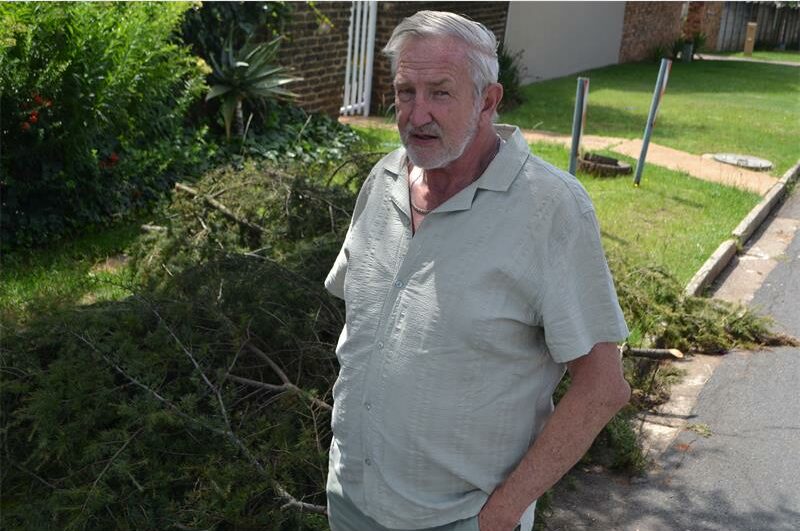 Mogale City erken hulpbronbeperkings en bevestig dat ’n span ontplooi is om die agterstand met boomafval en parkonderhoud aan te spreek