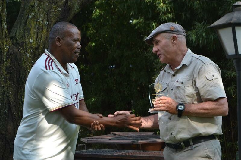 Met tussen 30 en 40 jaar diens elk, neem vyf toegewyde beamptes finaal afskeid van die polisie.