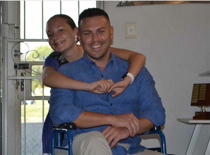 Voormalige Mnr Suid-Afrika, Armand du Plessis, het saam met vennote rolstoele aan die Wes-Randse Skool vir leerders met gestremdhede geskenk.