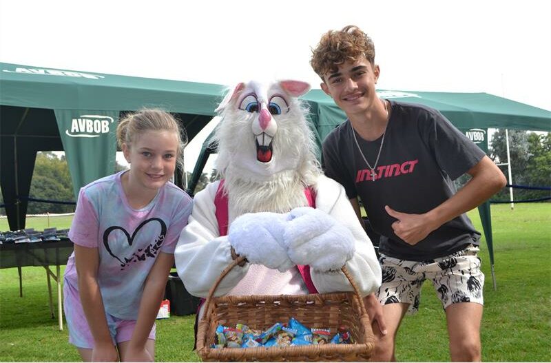 Meer as 500 inwoners, insluitend kinders en bejaardes, is met kos en Paaspret bederf deur die We’re Against Starvation-stigting.