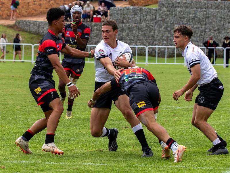 Monnas se Wit Bulle het hul seisoen sterk afgeskop met ’n oortuigende 87–22 oorwinning oor Welkom en ’n belowende vertoning teen Grey College.