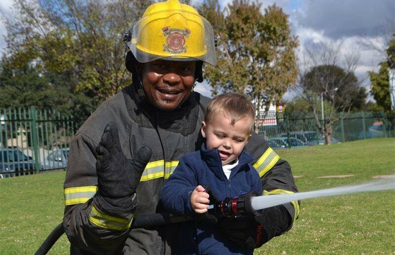 Kleuters by Norienes Kleuterskool het groot opgewondenheid ervaar toe brandweerwaens, polisieperde, honde-eenhede en paramedici die skool besoek het vir ’n jaarlikse veiligheidsbewusmakingsdag.