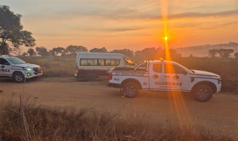 ’n Man het sy lewe verloor nadat hy glo tydens ’n kaping in Muldersdrift geskiet is. Die gesteelde voertuig is later verlate teruggevind.
