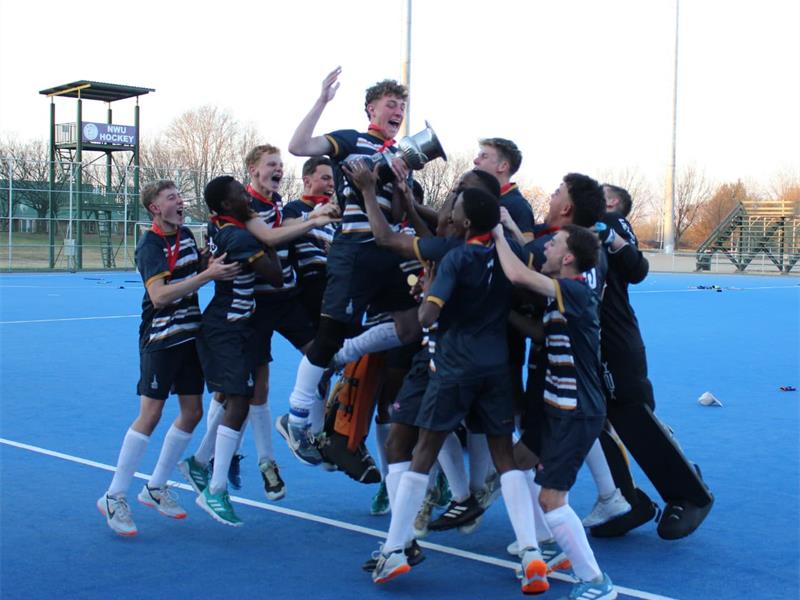 Monnas se eerste span hokkieseuns het hul derde agtereenvolgende Noordvaal-titel met ’n 1–0 oorwinning oor Hoërskool Pietersburg beklink.