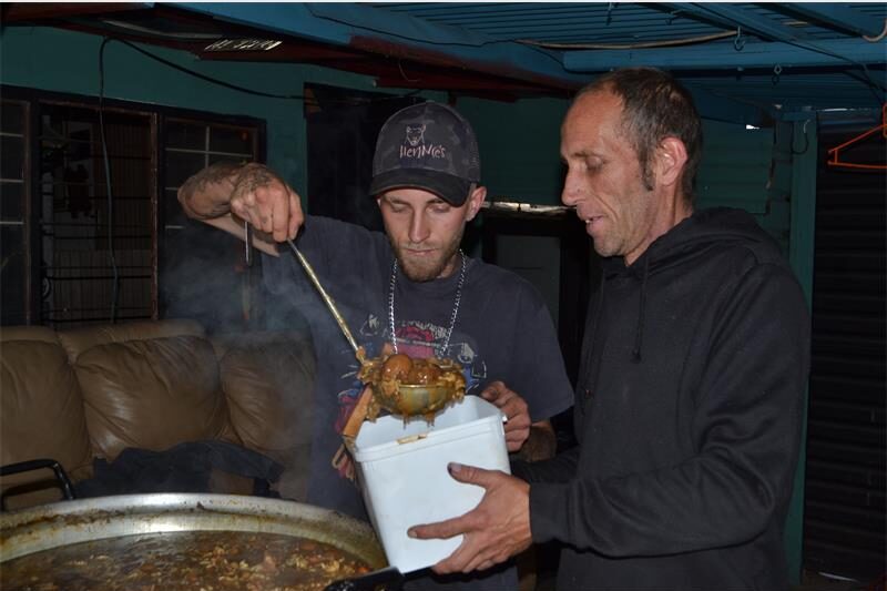 Elke Saterdag word die potte by Piet Becker se huis in Burgershoop vol kos gemaak vir sowat 700 mense wat op ’n warm maaltyd staatmaak.