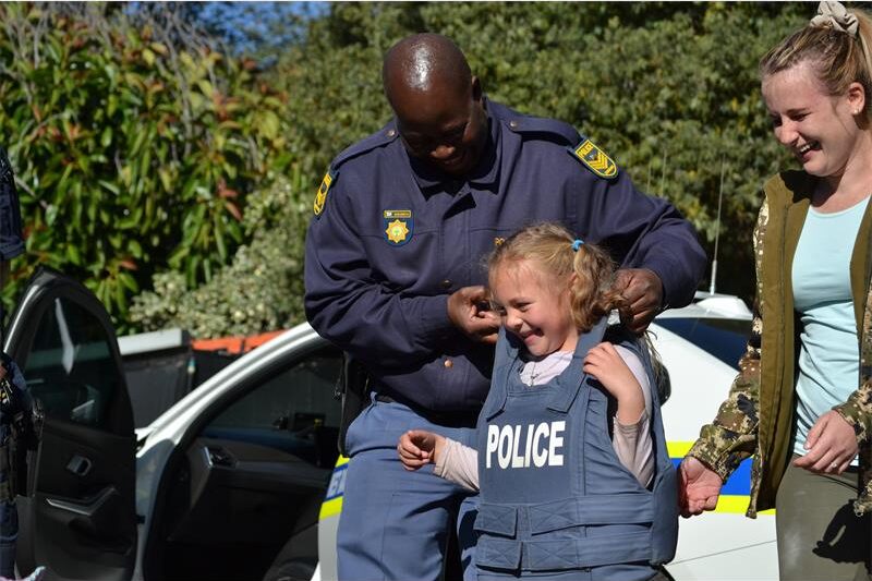 Polisiebeamptes het jong leerders oor misdaad, veiligheid, polisiehonde en die gevare van dwelms geleer.