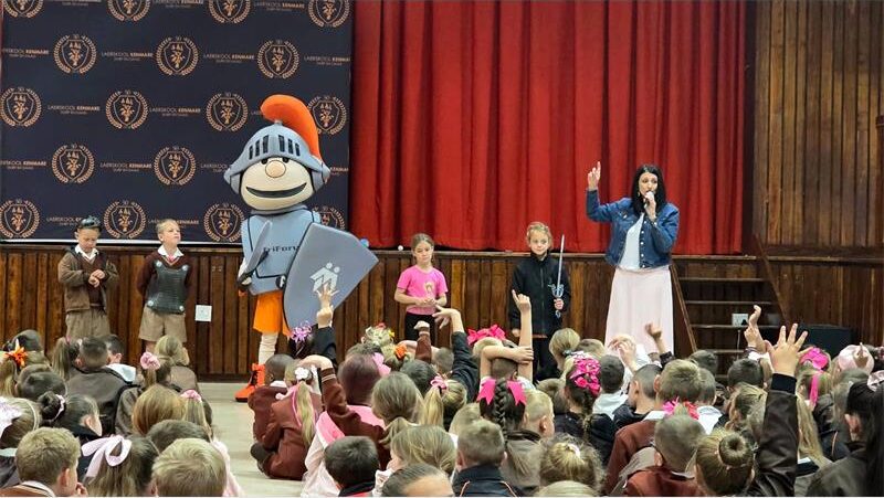 Afknouery kan op verskeie maniere plaasvind, met ’n studie wat wys dat kwetsende naamnoemery die algemeenste vorm onder Suid-Afrikaanse laerskoolkinders is.