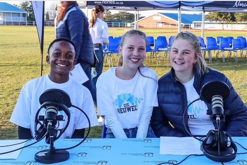 Hoërskool Noordheuwel se splinternuwe radiostasie het sy eerste regstreekse uitsending gemaak en bied leerders 'n unieke platform om hul stemme te laat hoor.