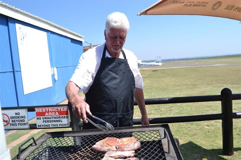 Johan Swanepoel deel sy gunstelingvleis, vuurmaakgeheime en eenvoudige voorbereiding vir ’n geslaagde Braaidag.
