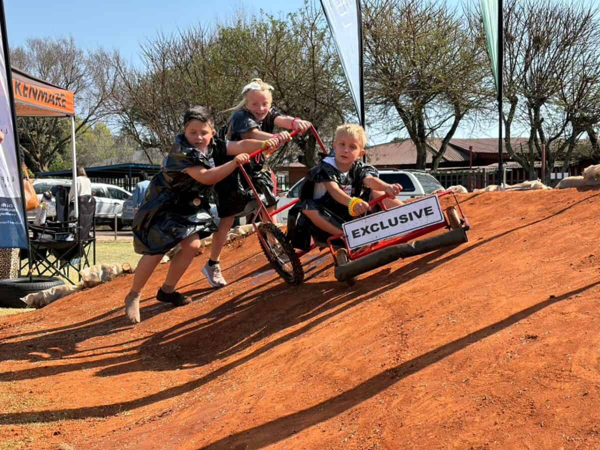 Van kleurvolle kaskarre tot groot glimlagte – Kennies se terrein gons van opwinding.