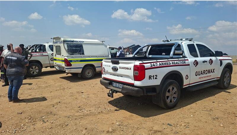 A gas pistol, a fleeing getaway car and a suspect detained by community members marked the dramatic aftermath of the late-night robbery in Muldersdrift.