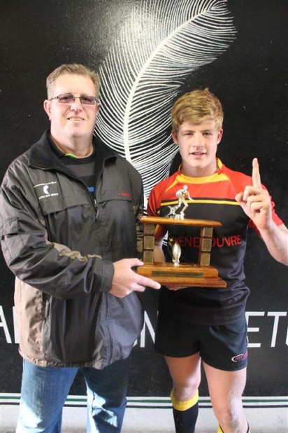 Roodepoort Rugbyklub se voorsitter, Neels van Aswegen saam die kaptein van Volkies se o.15-rugbyspan.