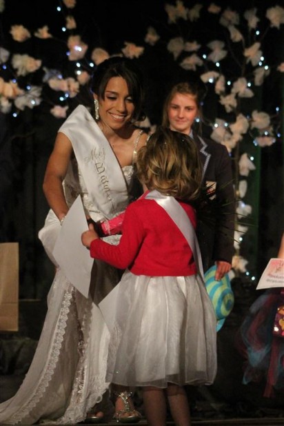 Mej Hoërskole 2de Prinses, Mariza Mendonca oorhandig Kyra Ross haar Mej Kleuterskool-kroon.