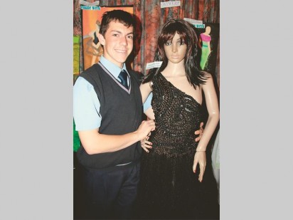Lourens van der Merwe met die rok wat hy van hare gemaak het. Sy inspirasie? Lady Gaga.