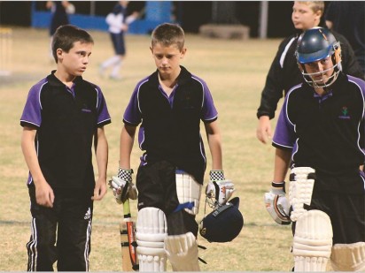 Spelers van Laerskool Kenmare stap met lang gesigte van die veld af na hul 23-lopie nederlaag teen Welties in die Plaat-eindstryd.