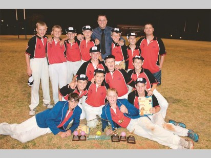Kruiners se eerstekrieketspan (o.13) saam met hulle afrigters en die Sentraal-Wes Krieket Unie se 15/15 Aandreeks-trofee.