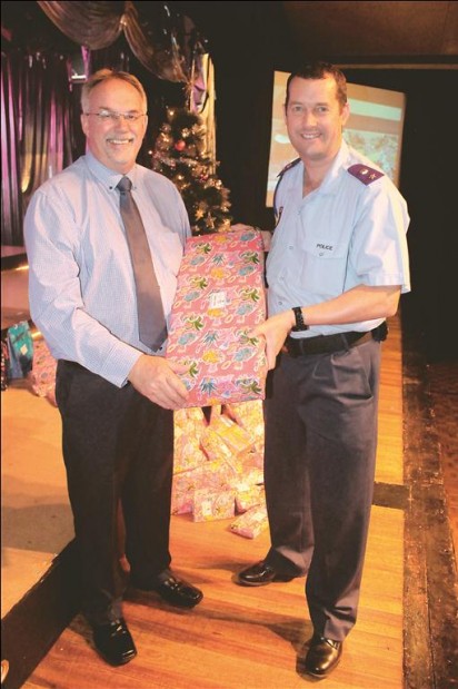 Hoof van Laerskool Dr Havinga, Leon Visser oorhandig die geskenke wat Havies ingesamel het aan Ds Christman Joel Krige van die Suid-Afrikaanse Polisiediens (SAPD).