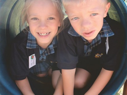 Die blondekoppe tweeling, Teagan (links) en Keagan (regs) Ferreira.