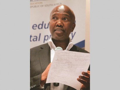 Top officials in the district praised pupils, educators, parents and all stakeholders on a well-deserved 89,6 per cent pass rate for 2013.