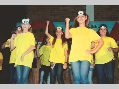 Leerlinge dans en spring in die toneelstuk, Minion Remix. Foto:Jacobus Myburgh