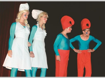 Leerlinge tydens die toneelstuk, Smurfs. Foto:Jacobus Myburgh