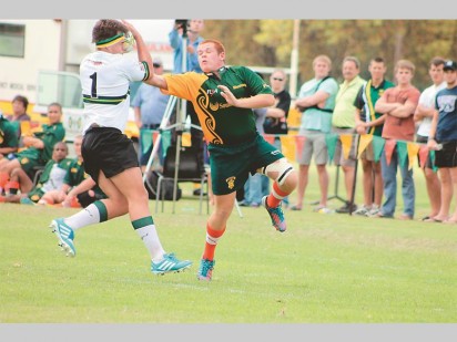 Florries se haker probeer die bal uit 'n Nelspruit-verdediger se hande te gryp.