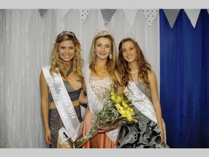 Die senior dogters-wenners is Michaela, Cilene en Bernelee. Foto deur Carel van Vuuren.