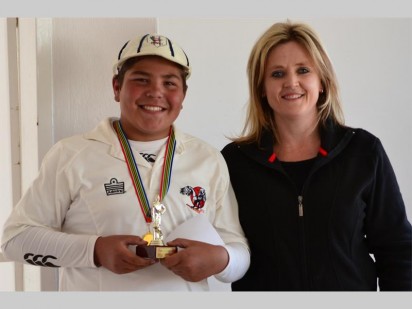 Player of the series Zander Coetzer (of the Western Wolves) with organiser Anne Macleod.