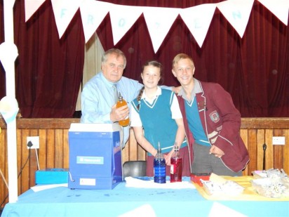 Mnr du Toit (skoolhoof) saam met Taylor Lange en Corné Pennels met hul ‘snow cones’ en kondensmelkinspuitings.
