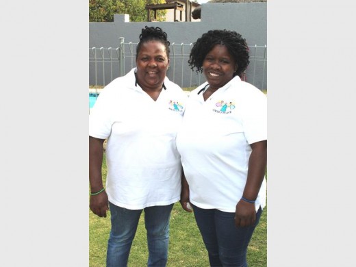 Gugu Mawelela en Gladys Manana is geregistreerde versorgers.