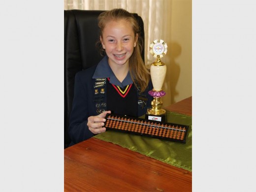 Deidré van der Merwe by haar trofee.