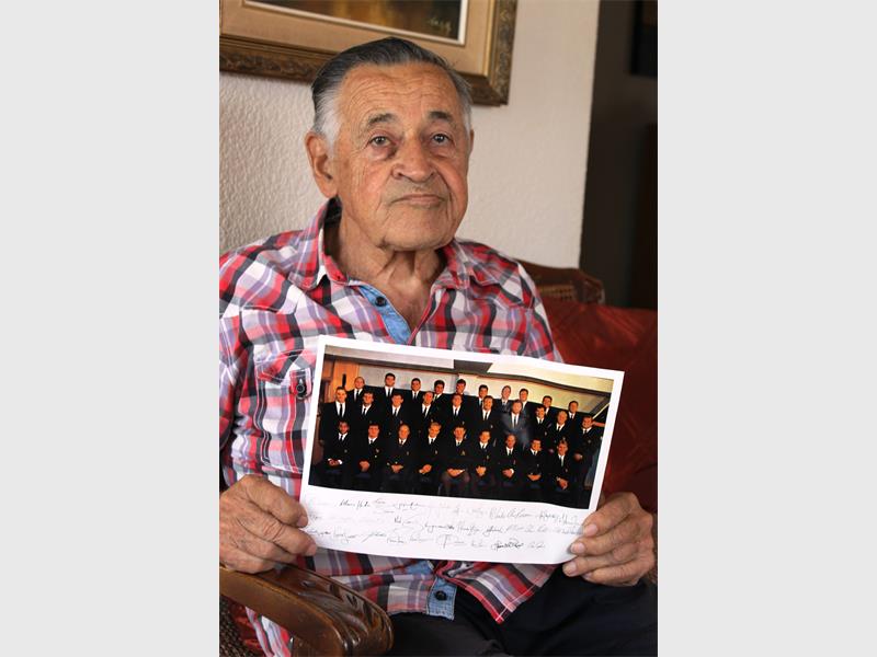 Blackie Swart hou die getekende foto van die Springbokspan vas wat aan hom gestuur is. Foto's: Adéle Bloem
