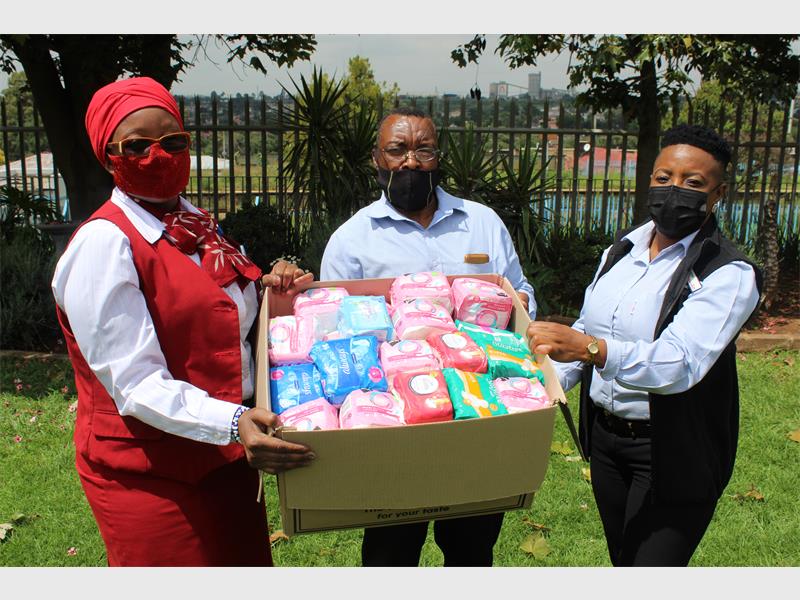 Large Princess Crossing retailer hands over donation to Roodepark