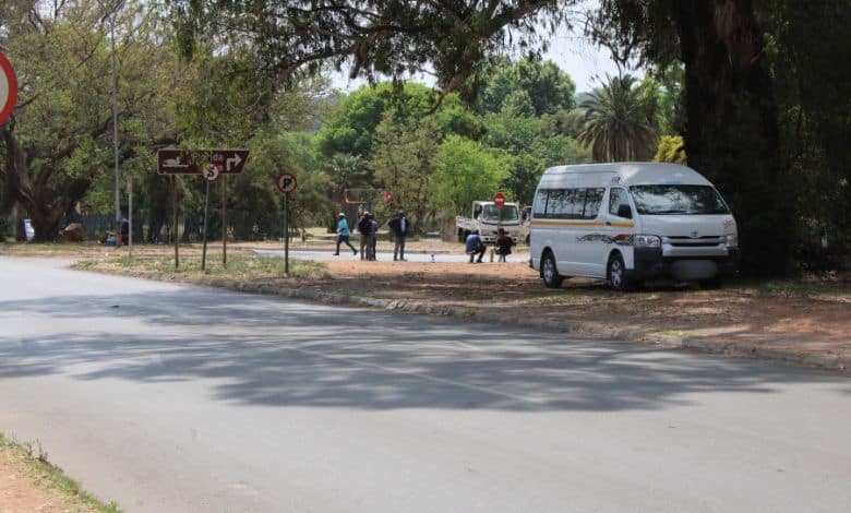 The notorious touters at the Roodepoort Licensing Department still manage to scam thousands of rands out of unsuspecting members of the public.