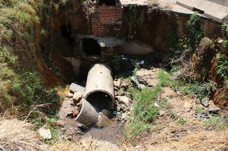It's a question of time before erosion causes the collapse of De Vries Street.