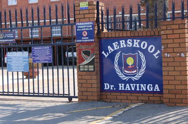 Die skoolgemeenskap van Laerskool Dr Havinga bly in spanning terwyl die ondersoek na beweerde rassisme by die skool steeds voortsleep.