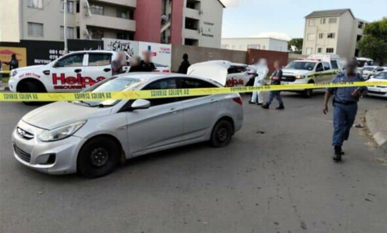 Two suspected business robbers were arrested after a shootout in Fleurhof.