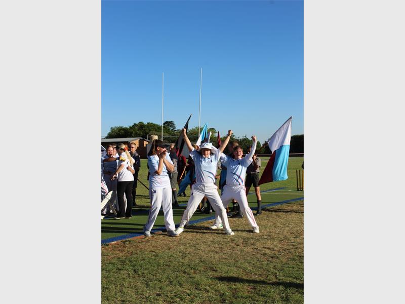 Laerskool Florida se meisieskrieketspan het koning(in) gekraai teen die heersende kampioene.