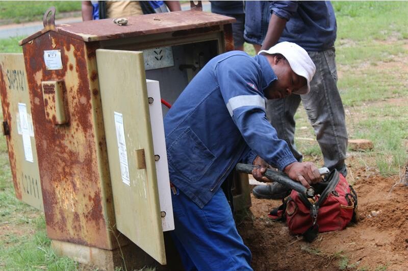 A surge in cable theft has left Peter Road residents and a private school without power for nearly a week, as concerns grow over the delayed response from City Power.