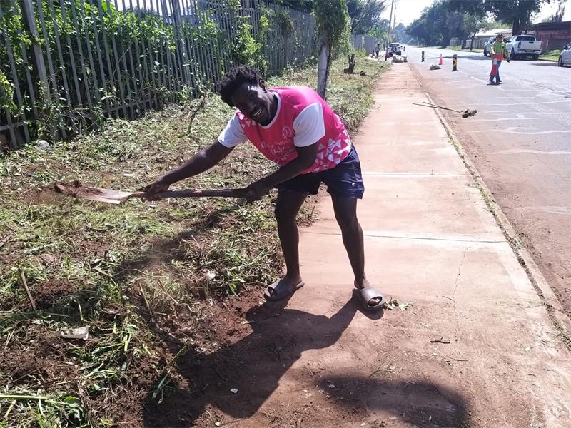 The Florida South Residents Association transformed a section of Ruth Street from an overgrown mess to a beautiful freshly cut sidewalk.