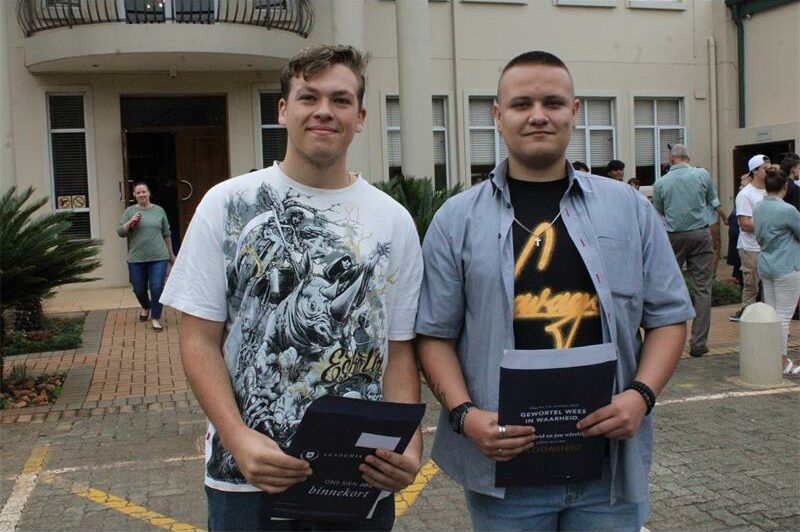 Hoërskool Florida se 205 matrieks het hul uitslae gaan haal en vir oulaas hul skool gegroet.