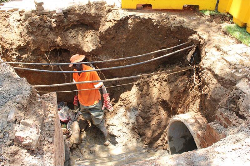 The sinkhole made it difficult for the residents to access their house, and they had to keep their cars parked outside for many weeks.