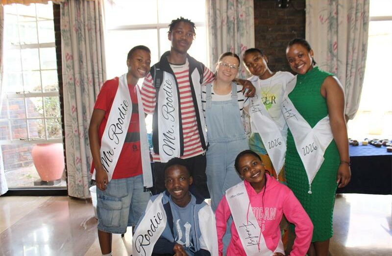 Elderly residents from the Roodepoort Sentrum Vir Berjaardes received a visit from Hoerskool Roodepoort learners and the Everyday Kindness Foundation.