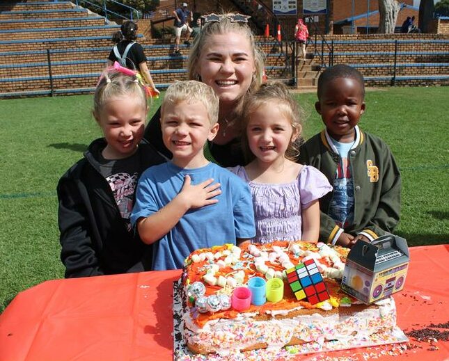 Kruiners het ter viering van die skool se 40ste bestaansjaar 40 verjaardagkoeke versier.