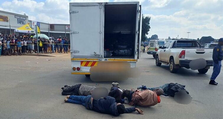 The eight suspects are accused of business robbery and have been released on bail, with the case postponed until June 26.