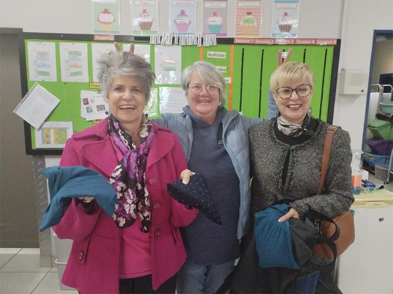Lede van die VLU Overvaal het tydens hul besoek aan Gateway Skool 'n hele rits tuisgemaakte items geskenk.