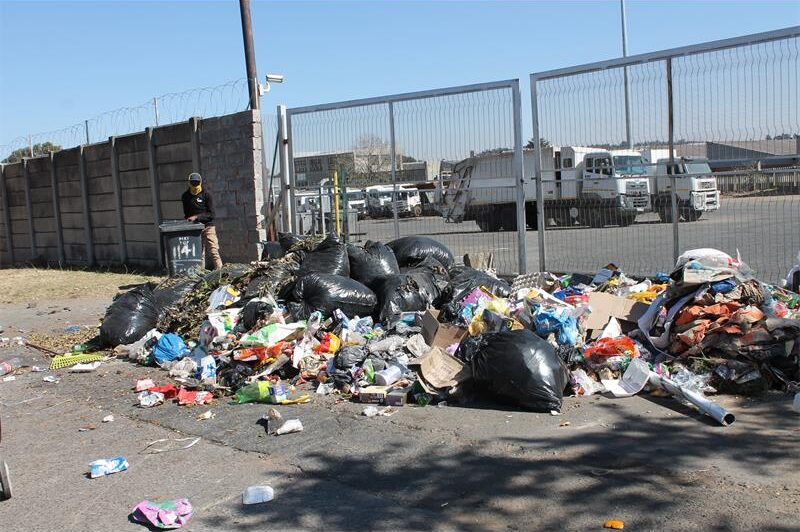 Pikitup, still behind schedule from last week's Samwu strike, is yet again stranded, due to protests, this time from casual workers.
