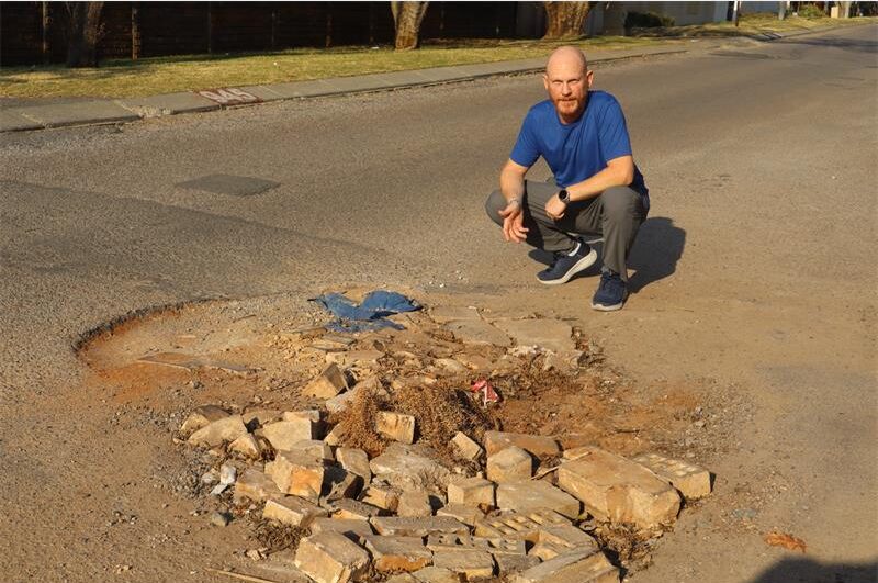 A resident says repeated reports to the Johannesburg Road Agency have gone unanswered as deteriorating roads continue to place motorists at risk.
